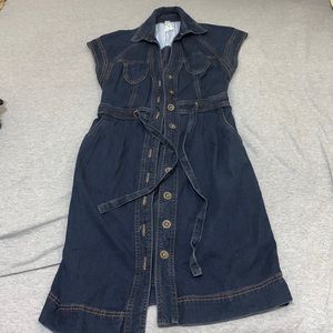 Sleeveless blue denim button-up dress with pockets